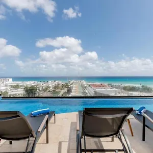 One Paralia , Playa del Carmen México